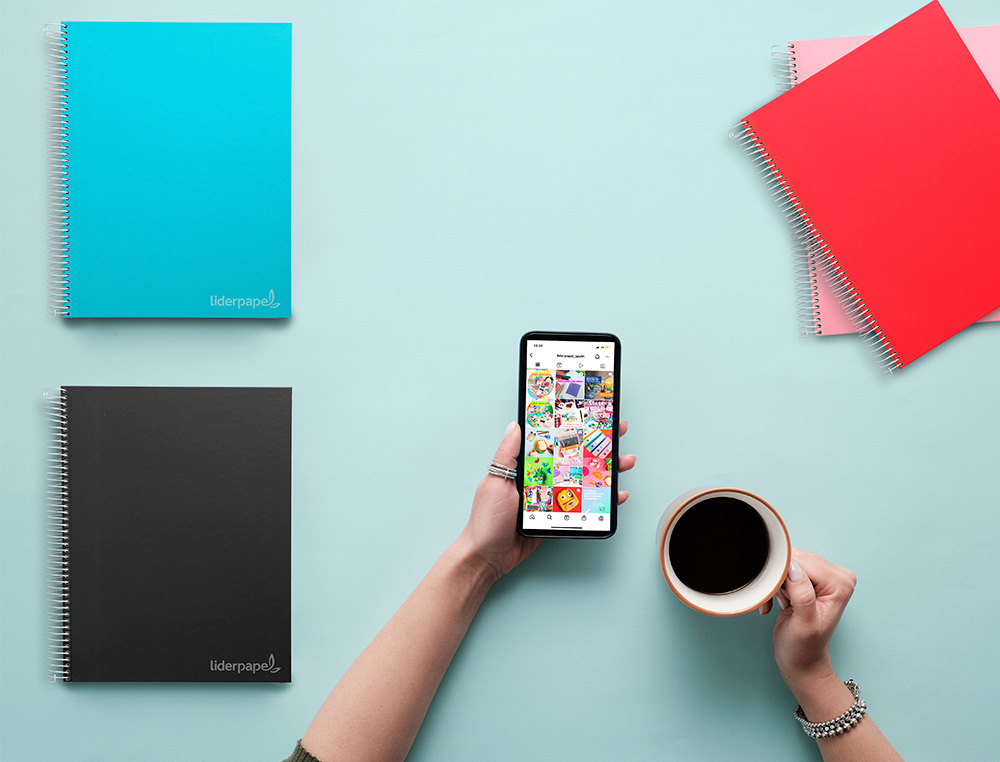 CADERNO ESPIRAL LIDERPAPEL JOLLY MICRO DIN A5 CAPA FORRADA 140 F 75 GR PAUTADO 5 BANDAS DE CORES 6 FUROS CORES SORTIDAS