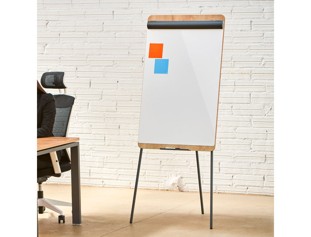 QUADRO BRANCO ROCADA COM TRIPE LACADO MAGNETICO BRACO EXTENSIVEL TABULEIRO COR CARVALHO 69X99 CM ALTURA