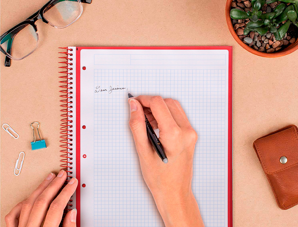 CADERNO ESPIRAL A4 MICRO ANTARTIK CAPA FORRADA 80F 90 GR QUADRICULA 5MM 1 BANDA 4 FUROS COR FRAMBOESA
