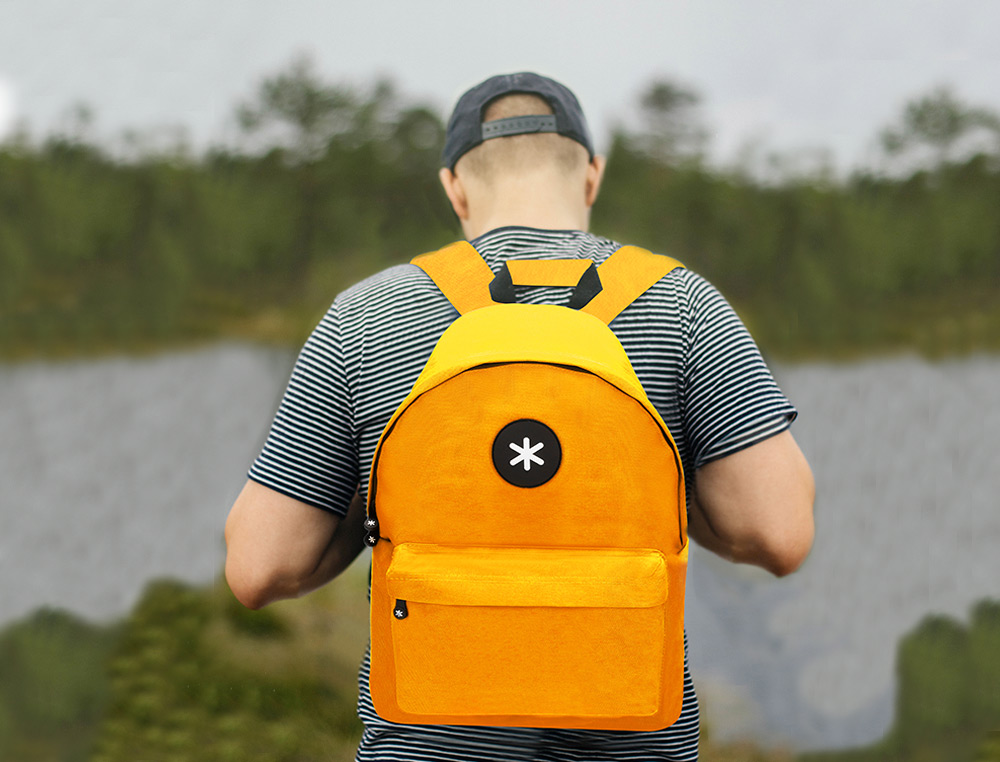 MOCHILA ANTARTIK COM ASA E BOLSO COM FECHO COR MOSTARDA 310X160X410 MM