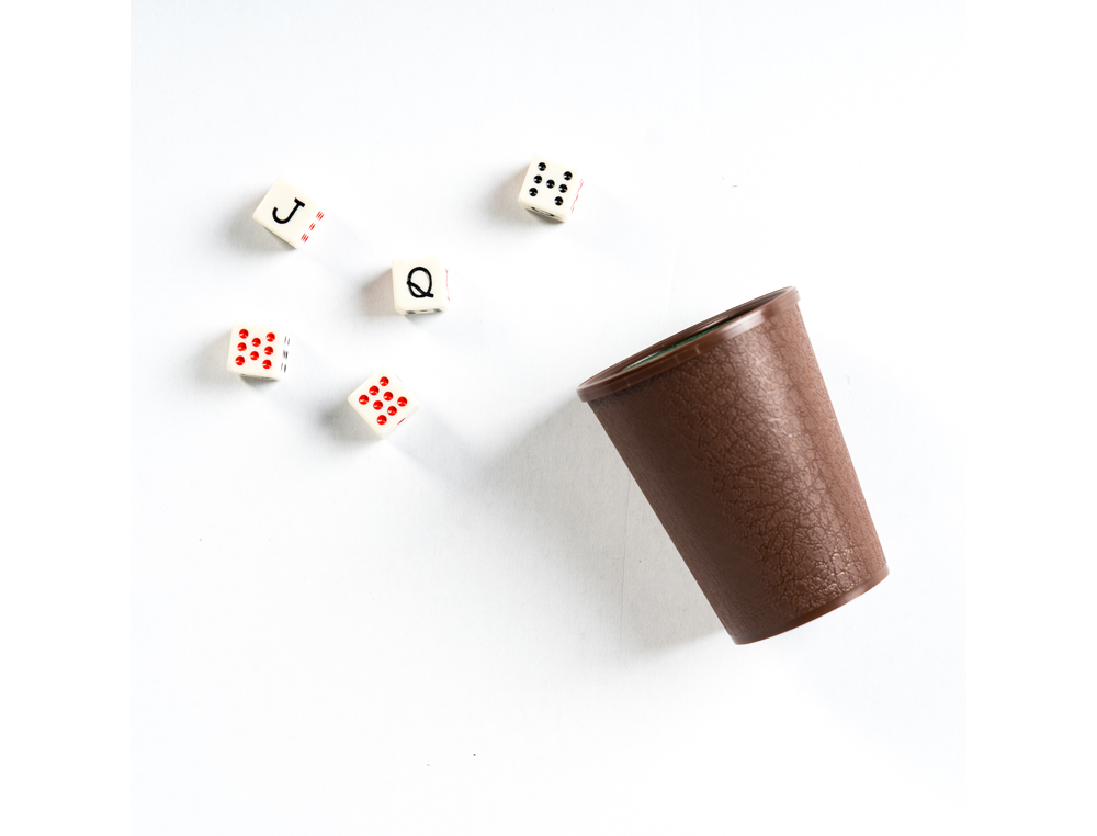 DADOS POKER FOURNIER COM COPO EM BLISTER