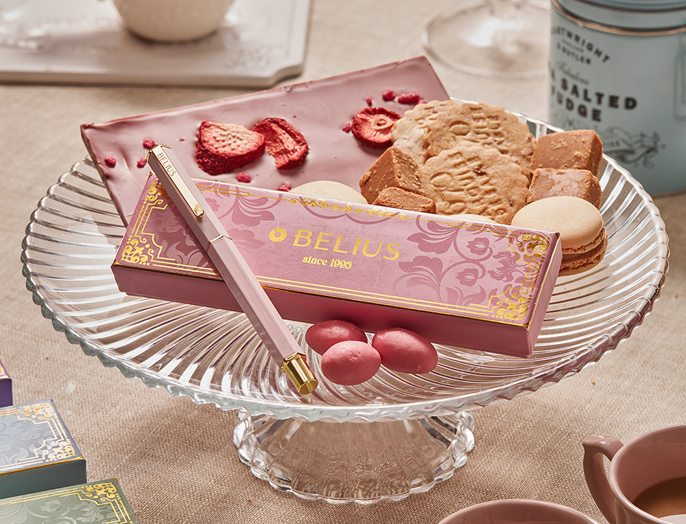 ESFEROGRAFICA BELIUS MACARON BLISS ALUMINIO DESENHO HEXAGONAL ROSA E DOURADO TINTA AZUL CAIXA DESIGN
