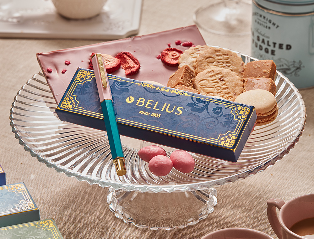 ESFEROGRAFICA BELIUS MACARON BLISS ALUMINIO DESENHO HEXAGONAL ROSA AZUL E DOURADO TINTA AZUL CAIXA DESIGN