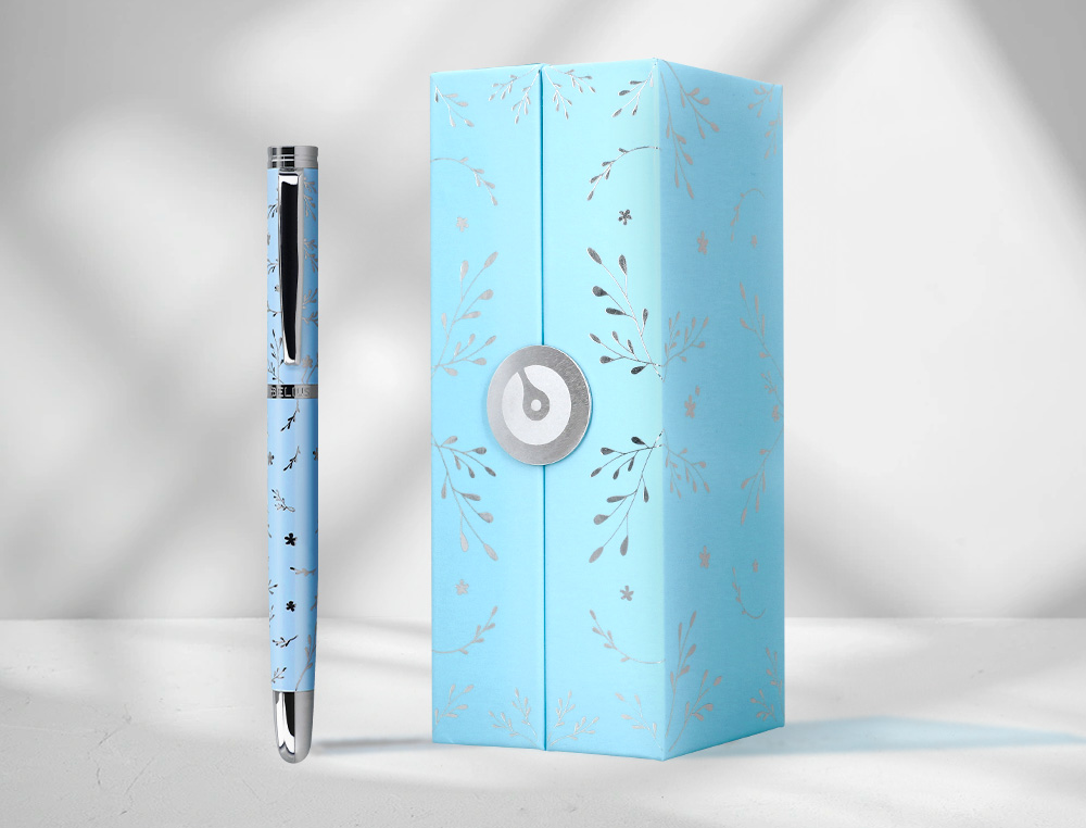 CANETA BELIUS BELLA ALUMINIO COR AZUL CELESTE DESENHO PRATEADO RELEVO TINTA AZUL CAIXA DE DESIGN