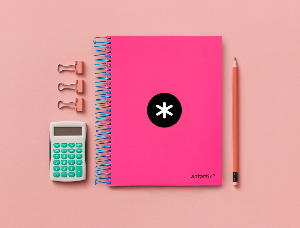 CADERNO ESPIRAL DIN A5 ANTARTIK CAPA FORRADA 120 F 100 GR QUADRICULA 5 MM 5 BANDAS DE CORES COR ROSA F.