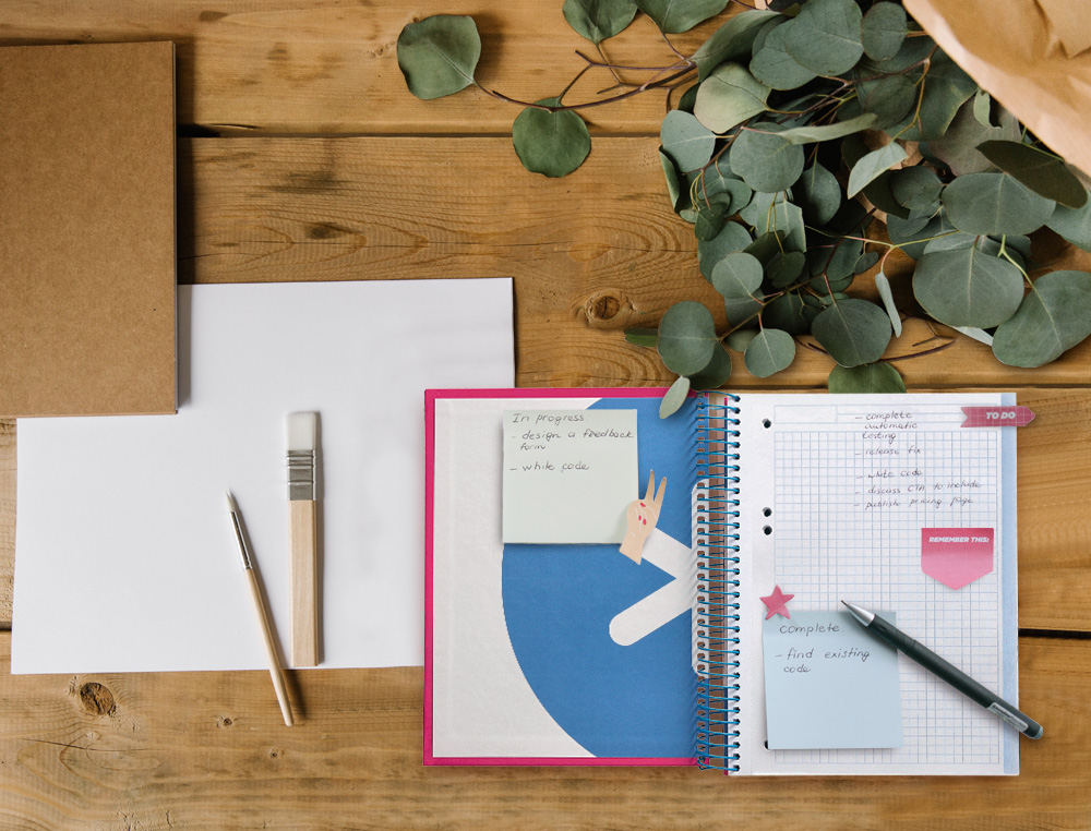 CADERNO ESPIRAL DIN A5 ANTARTIK CAPA FORRADA 120 F 100 GR QUADRICULA 5 MM 5 BANDAS DE CORES COR ROSA F.
