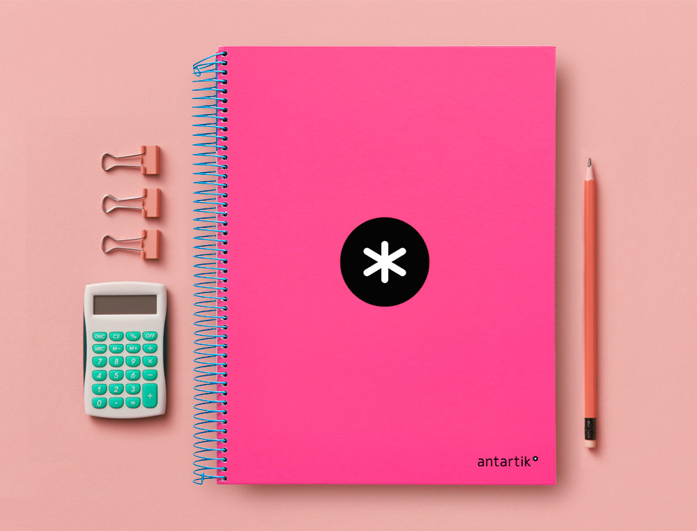 CADERNO ESPIRAL DIN A4 ANTARTIK CAPA FORRADA 120 F 100 GR LISO COM BANDAS DE CORES 4 FUROS COR ROSA FLUOR