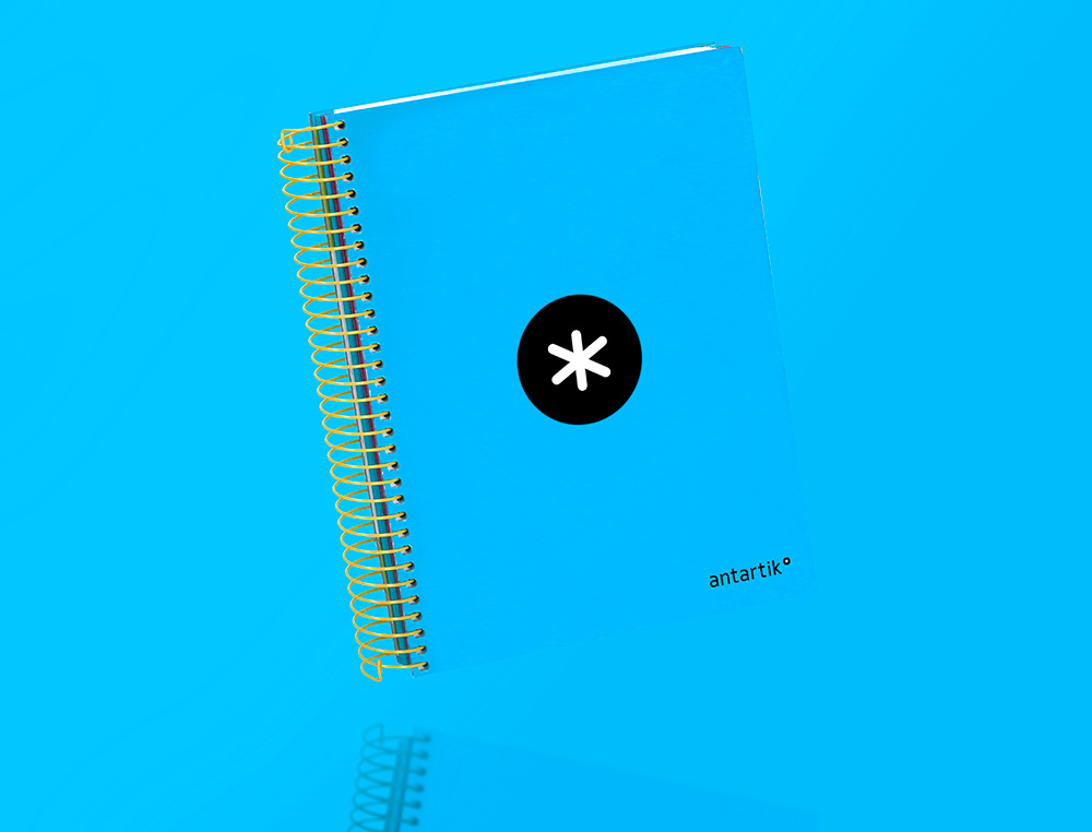 CADERNO ESPIRAL DIN A5 ANTARTIK CAPA FORRADA 120 F 100 GR LISO COM BANDAS DE CORES 6 FUROS COR AZUL