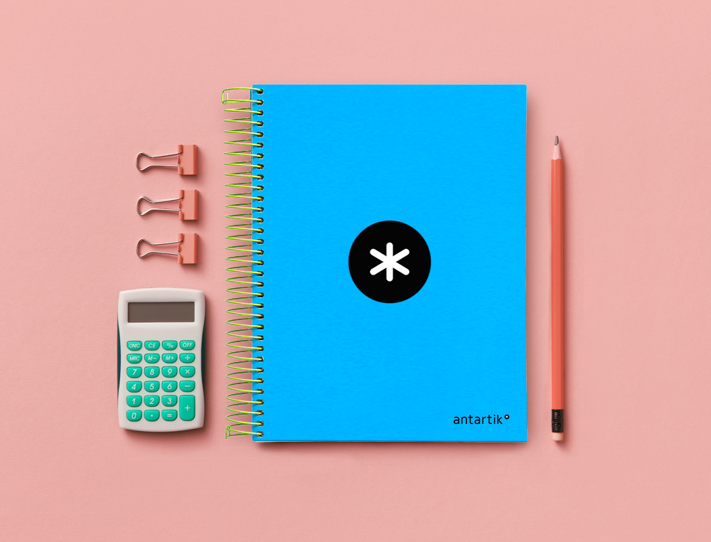 CADERNO ESPIRAL DIN A5 ANTARTIK CAPA FORRADA 120 F 100 GR LISO COM BANDAS DE CORES 6 FUROS COR AZUL